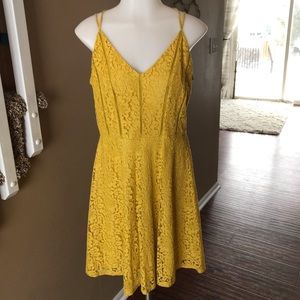 Soprano yellow lace dress